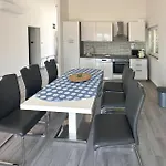 Cozy In Lumbarda With Wifi Apartman
